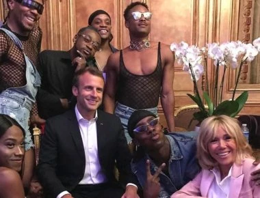 Σάλος στην Γαλλία από τις φωτογραφίες του προεδρικού ζεύγους Μακρόν με μαύρους ημίγυμνους άνδρες